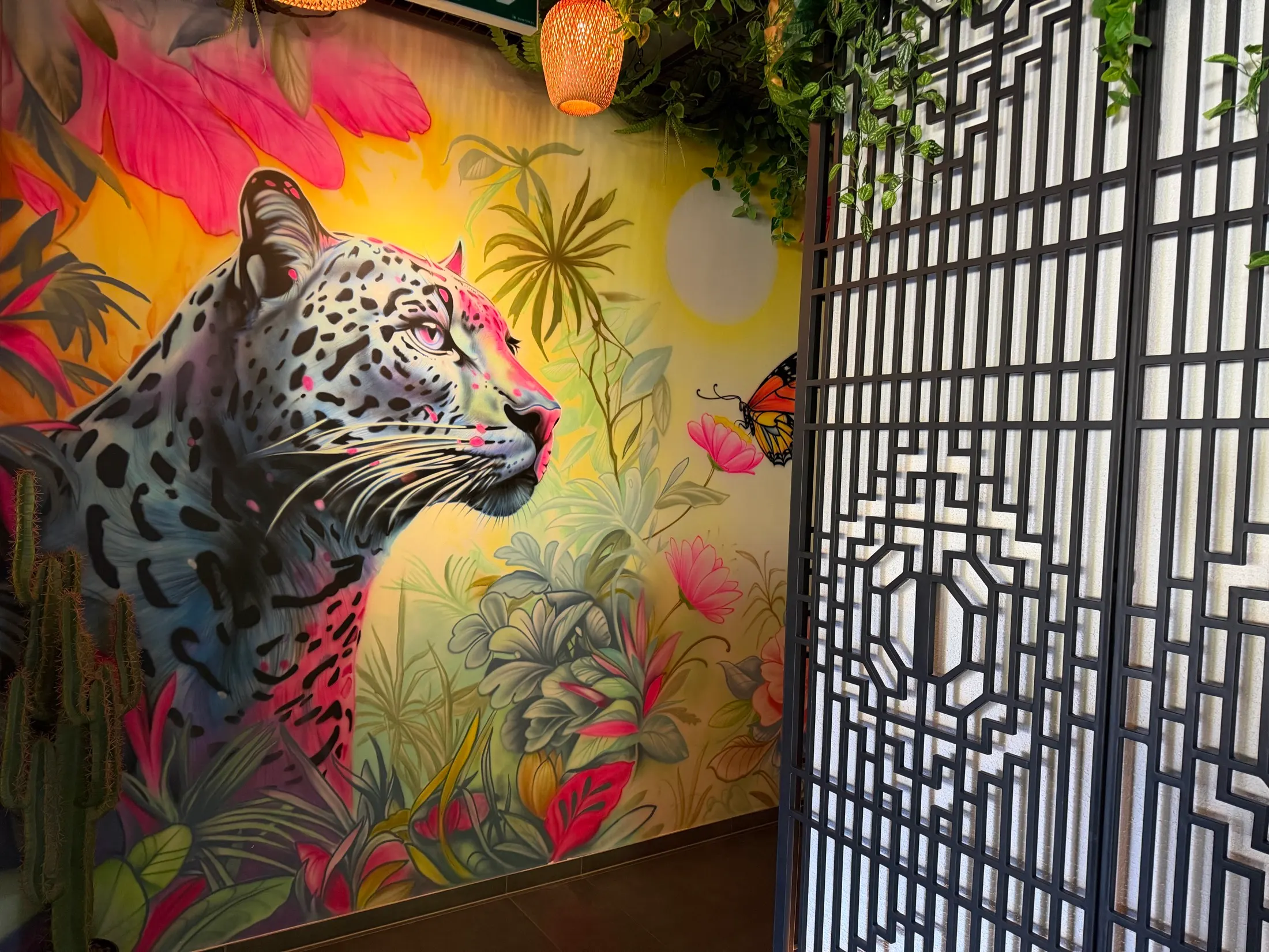 Das Wandbild mit dem Jaguar im Dschungel